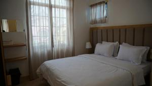 Ένα ή περισσότερα κρεβάτια σε δωμάτιο στο Villa Dalia Puncak NA4-11