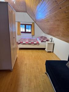 una camera da letto con un letto e un soffitto in legno di Zázrivský Dvor - Chata pod Rozsutcom, Wellness, Self Check-In, 3 bedrooms, 2 bathrooms a Zázrivá