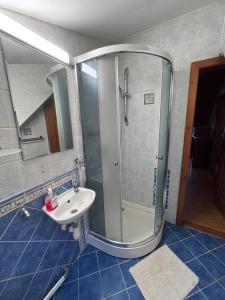 un bagno con doccia e lavandino di Zázrivský Dvor - Chata pod Rozsutcom, Wellness, Self Check-In, 3 bedrooms, 2 bathrooms a Zázrivá Altre 11 foto