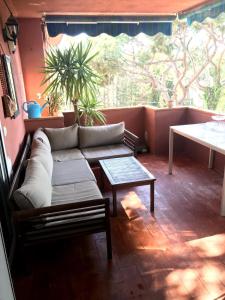 una sala de estar con un sofá y una mesa en Beach apartment 2 terraces with parking, en Castelldefels