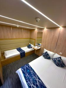 two beds in a cabin on a cruise ship at Qo'noq Tashkent Airport Hotel Sleep Lounge & Showers, Terminal 2 - TRANSIT ONLY in Tashkent