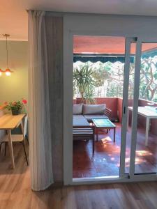 una sala de estar con un sofá y una mesa en Beach apartment 2 terraces with parking, en Castelldefels 20 fotos más