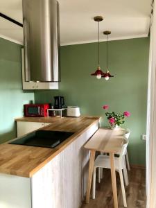 cocina con encimera de madera y mesa en Beach apartment 2 terraces with parking, en Castelldefels