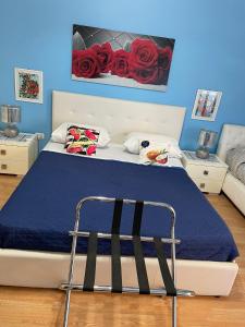una camera da letto con un letto con rose rosse sul muro di Medea rooms palermo centro a Palermo