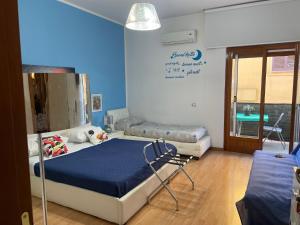 una camera da letto con un letto con un cane sopra di Medea rooms palermo centro a Palermo
