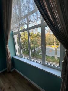 ein Fenster mit Parkblick in der Unterkunft Registan view apartment in Samarkand