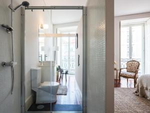 Down2Town B&B في بورتو: حمام مع دش وباب زجاجي