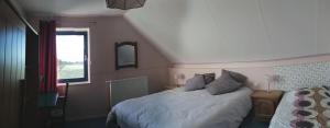 a bedroom with a bed and a window at Au Coeur des Champs in Regniowez