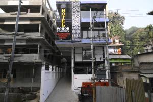 古瓦哈提Hotel Pohor Regency Near Kamakhya Gate Foot Bridge的侧面有标志的建筑物