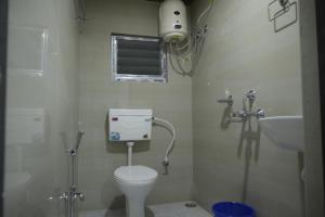 Hotel Pohor Regency Near Kamakhya Gate Foot Bridge的一间浴室
