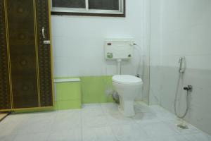 Hotel Pohor Regency Near Kamakhya Gate Foot Bridge的一间浴室