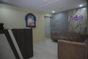 Hotel Pohor Regency Near Kamakhya Gate Foot Bridge的休息区