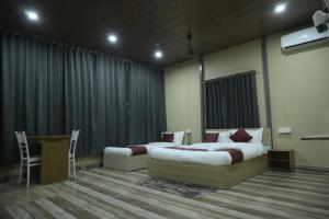 Hotel Pohor Regency Near Kamakhya Gate Foot Bridge客房内的一张或多张床位