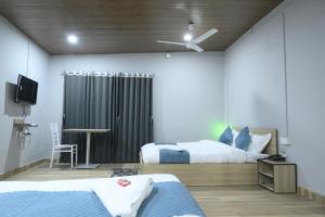 Hotel Pohor Regency Near Kamakhya Gate Foot Bridge客房内的一张或多张床位