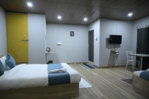 Hotel Pohor Regency Near Kamakhya Gate Foot Bridge的电视和/或娱乐中心