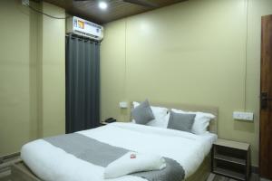 Hotel Pohor Regency Near Kamakhya Gate Foot Bridge客房内的一张或多张床位