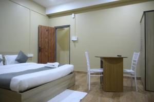Hotel Pohor Regency Near Kamakhya Gate Foot Bridge客房内的一张或多张床位
