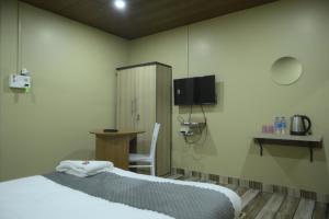 Hotel Pohor Regency Near Kamakhya Gate Foot Bridge客房内的一张或多张床位