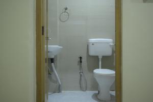 Hotel Pohor Regency Near Kamakhya Gate Foot Bridge的一间浴室