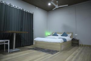 Hotel Pohor Regency Near Kamakhya Gate Foot Bridge客房内的一张或多张床位