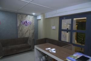 Hotel Pohor Regency Near Kamakhya Gate Foot Bridge的休息区