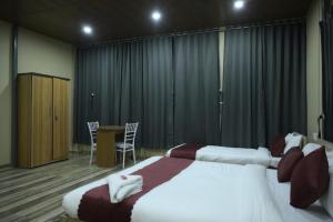 Hotel Pohor Regency Near Kamakhya Gate Foot Bridge客房内的一张或多张床位