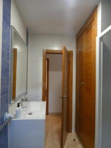 łazienka z umywalką i lustrem w obiekcie casa nuevo horizonte w mieście Mazagón +15 zdjęć
