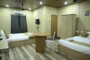 Hotel Pohor Regency Near Kamakhya Gate Foot Bridge客房内的一张或多张床位