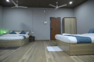 Hotel Pohor Regency Near Kamakhya Gate Foot Bridge客房内的一张或多张床位