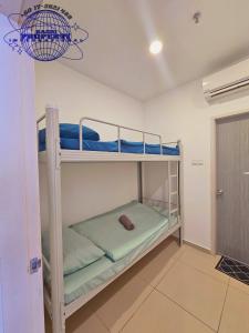 una camera con due letti a castello di I-City I-Suite 2 Room Free Wifi BASRI PROPERTI a Shah Alam