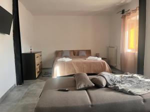 Postel nebo postele na pokoji v ubytování 1375 Suites