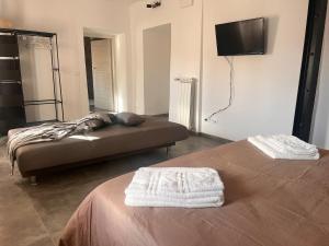 Postel nebo postele na pokoji v ubytování 1375 Suites
