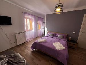 Postel nebo postele na pokoji v ubytování 1375 Suites