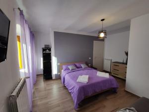 Postel nebo postele na pokoji v ubytování 1375 Suites