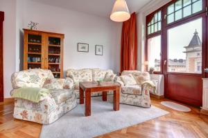 ein Wohnzimmer mit zwei Sofas und einem Tisch in der Unterkunft Ahlbeck, Villa Medici - seitlicher Meerblick in Ahlbeck