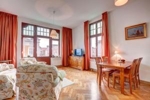 ein Wohnzimmer mit einem Tisch und einem Stuhl in der Unterkunft Ahlbeck, Villa Medici - seitlicher Meerblick in Ahlbeck + 7 Fotos