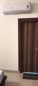 porta in legno nell'angolo di una camera di Hotel Blue Heaven Oyotownhouse a Ghaziabad