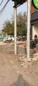 un mucchio di pietre sul ciglio di una strada di Hotel Blue Heaven Oyotownhouse a Ghaziabad