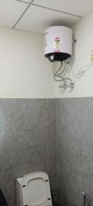 bagno con servizi igienici e videocamera sul muro di Hotel Blue Heaven Oyotownhouse a Ghaziabad