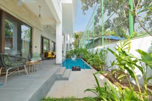 una casa con piscina en medio de un patio en Melhor Stays Villa - L-M309 Luxury 3BHK villa with Private pool at Anjuna, en Arpora