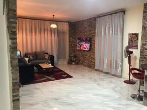 TV a/nebo společenská místnost v ubytování Lady Queen Apartment