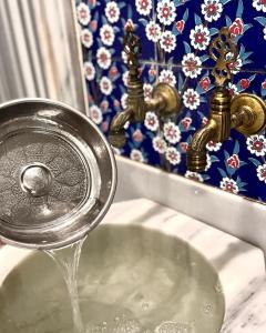 un lavandino con acqua che esce da un rubinetto di Patalya Lakeside Resort Hotel a Golbası