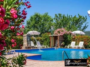 Bazén v ubytování Agriturismo Lampugnano nebo v jeho okolí + 37 fotografií