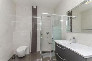 Et badeværelse på Apartments Adriatic