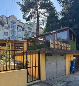 Budova, kde se prázdninový dům nachází