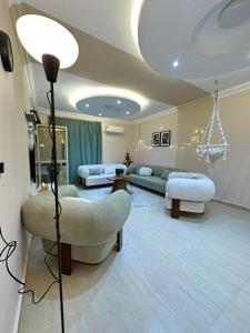 Ruang duduk di JRE-EG modern aprt11Sheikh Zayed