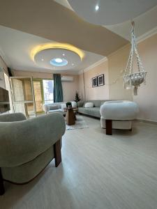 Ruang duduk di JRE-EG modern aprt11Sheikh Zayed