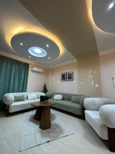 Ruang duduk di JRE-EG modern aprt11Sheikh Zayed