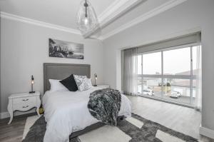 En eller flere senge i et værelse på Villa Fontana 67