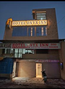 ジャバルプルにあるHotel Onyx Inn Zero Degreeの正面にバイクが停まった建物